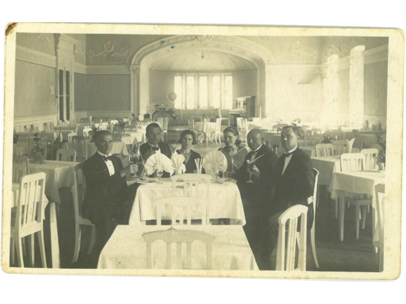 Kurhauzo salė ir jo kelneriai. Fotografijos aut. nežinomas, Palanga, 1930 m. Iš Palangos kurorto muziejaus fondų.