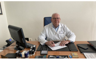 Į teisiamųjų suolą sėdo žinomi medikai: klampina už dėmesį pacientei imtos „dovanos“ 