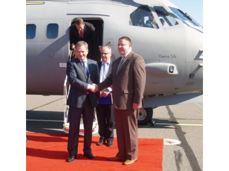Lietuvoje viešintis Suomijos Prezidentą Sauli Niinisto Palangos oro uoste pasitiko kurorto meras Šarūnas Vaitkus.