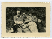 Smuikininkas Michelis Hofmekleris, operos solistė Marija Lipčienė (kairėje) ir neatpažinta moteris Palangoje. 1937 m. Lietuvos teatro, muzikos ir kino muziejaus nuotrauka