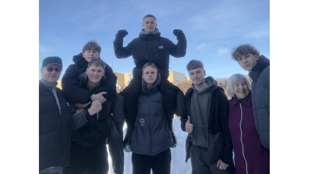 Vaikinų, sniego kasėjų Palangoje, komanda. Andriaus Berenio nuotraukos