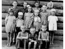 Goriačije Kliuči, 1950 m. Stovi Magdalena ir Pilimena Neverauskaitės, Birutė Kniukštaitė, Janina Šlimaitė, Vilija Daukšaitė, Juozas Šlimas, Edita Kniukštaitė, Steponas Valuckas, Onutė ir Bernadeta Neverauskaitės. Sėdi Justinas ir Alfonsas Neverauskai, Zen