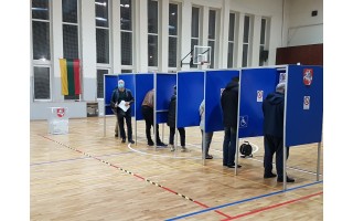  Dėl mandato antrajame rinkimų ture į Seimą Mėguvos rinkimų apygardoje varžysis konservatorius Mindaugas Skritulskas ir "valstietis" Romandas Žiubrys