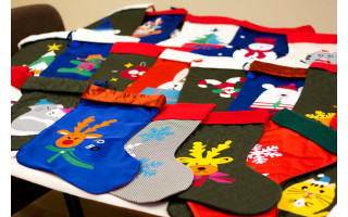 „Mamų unija“ kviečia pripildyti dovanomis vėžiu sergančių vaikų Advento kojinaites
