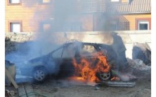 Liepsnos sunaikino automobilį