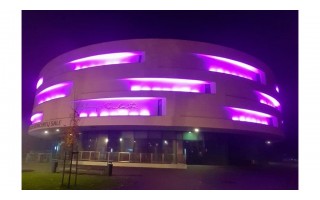 Palangos koncertų salė pasipuošė purpurine spalva