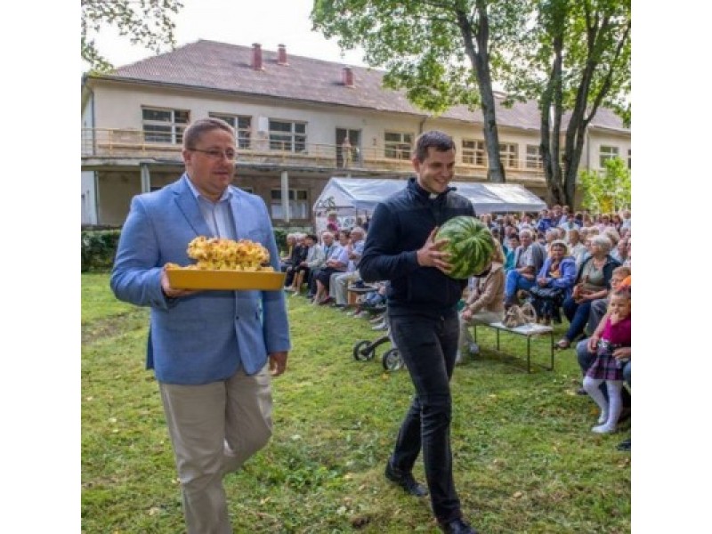 Po šv. Mišių Palangos bendruomenė ir svečiai būrėsi klebonijos parkelyje, kur pratęsė šv. Roko atlaidų šventę. V. Janušonio nuotr.