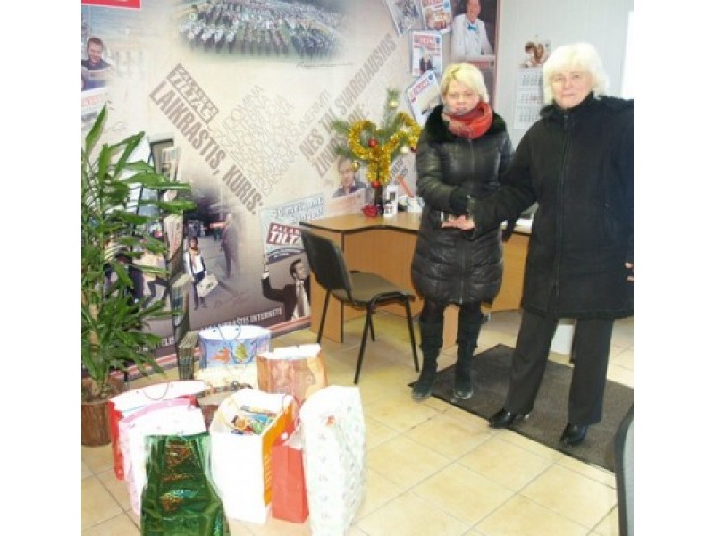 „Gintarėlio“ direktorė I.Milkontė (dešinėje) perdavė lopšelio-darželio vaikučių ir jų tėvelių dovanėles.