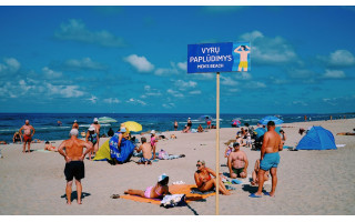 Padidintame Palangos vyrų paplūdimyje – betvarkė: tarp nuogų „daikčiukų“ guli moterys ir vaikai