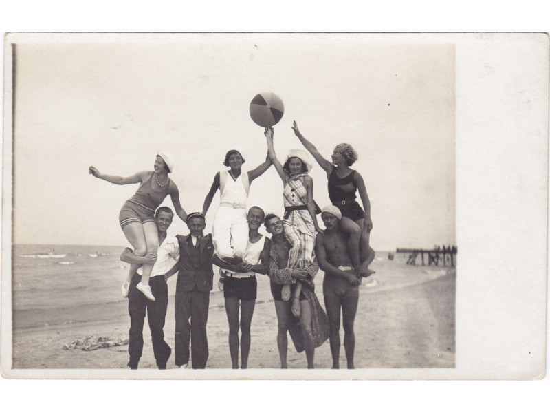 Pozavimas su kamuoliu – irgi mankšta. „Auksinis jaunimas“ Palangoje, XX a. 3-iasis dešimtmetis. Nežinomas fotografas. Trakų istorijos muziejaus rinkinys.