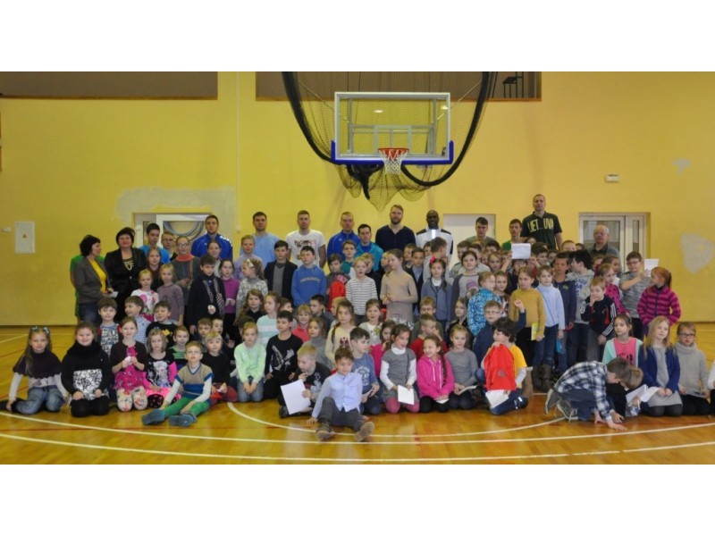  „Palangos“ krepšininkai tiesia tiltus: susitiko su Vlado Jurgučio pagrindinės mokyklos mokiniais