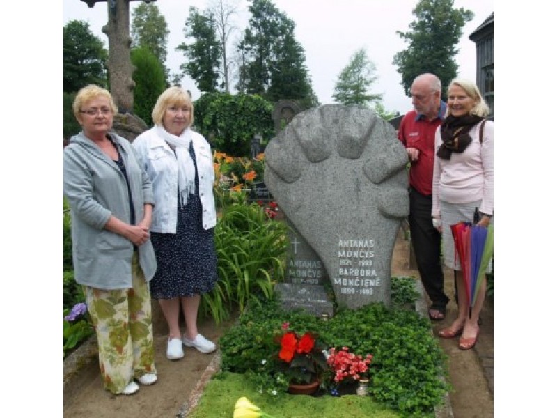 2013-ųjų liepos 10 d. L. Turauskaitė, G. Blekaitienė, A. Paliulis ir K. Masiulytė-Paliulienė  prie A. Mončio kapo Grūšlaukės kapinaitėse.