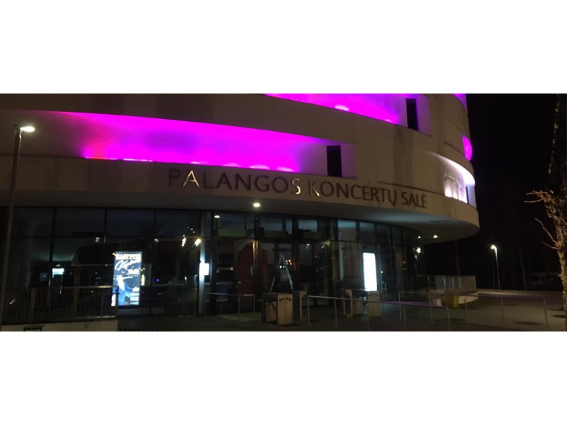 Minint Pasaulinę neišnešiotų naujagimių dieną Palangos koncertų salė nušvito purpurine spalva