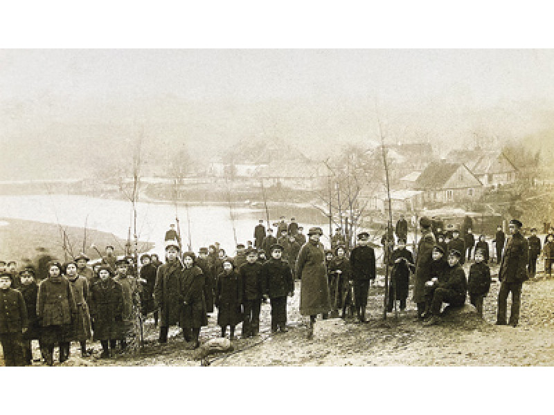 Kretingos progimnazijos mokiniai su mokytoja Margarita Gvildaite (stovi viduryje) medelių sodinimo talkoje prie Akmenos upės užtvankos. 1925 m. Alfonso Survilos nuotr. Autoriaus archyvas