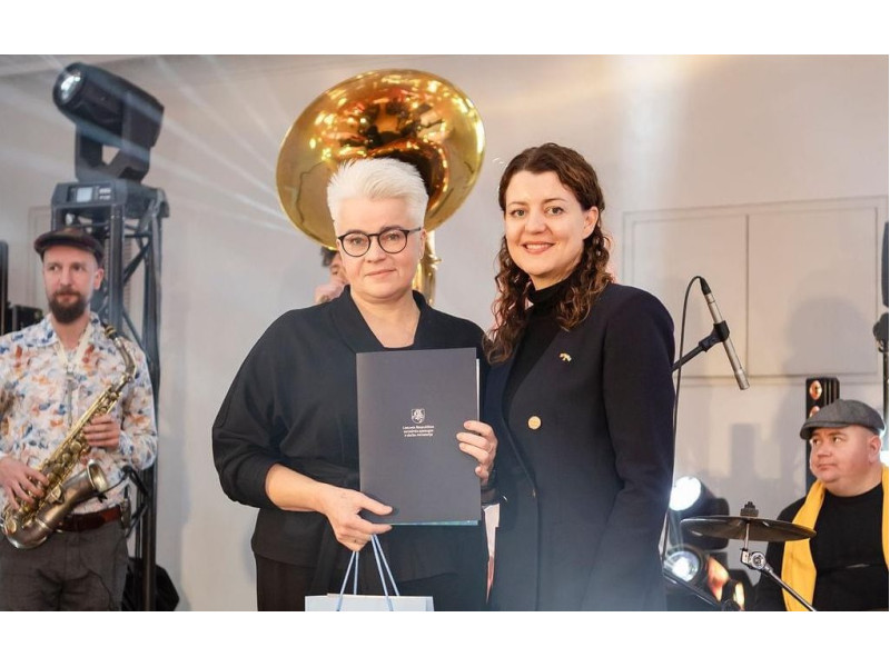 D. Dekontaitė (kairėje) gavo apdovanojimą iš buvusios Socialinės apsaugos ir darbo ministrės Monikos Navickienės rankų