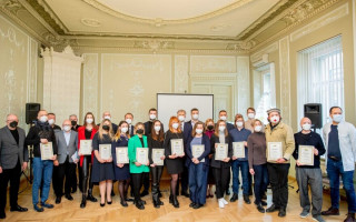 Apdovanoti gražiausius lietuviškus įmonių pavadinimus išsirinkę vadovai