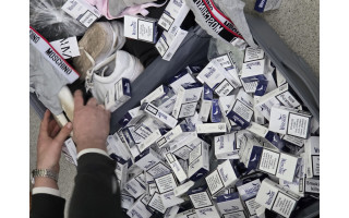  Iš Palangos į Londoną – su pilnais lagaminais kontrabandinių cigarečių 