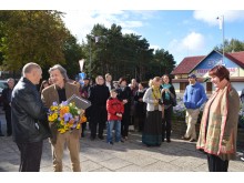 Projektui „Šventosios žemės atminties ženklai“ medžiagą padėjusiam rinkti M. Balčiui – Šventosios istorijos knyga ir gėlės šv. Mykolo dienos proga.