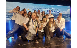 Palangos senosios gimnazijos mokytojo Augustino Užkurato suburtas braziliškų būgnų orkestras svajoja apie Rio de Žaneiro karnavalą 