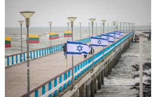 Palanga solidarizuojasi – ant Palangos tilto suplevėsavo Izraelio vėliavos