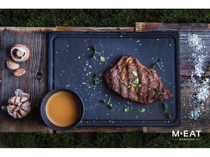 Galima ir kitokio formato konferencija, kai gali grožėtis pro langus atsiveriančiais Birutės parko pušynais, o per pertraukas mėgautis restorano ,,MEAT Steak House“ kulinariniais šedevrais.