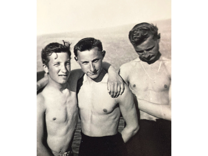 Klierikai džiaugiasi reta proga pabūti prie Baltijos jūros Kuršių nerijoje. 1935–1936 m. Centre – Jonas Petraitis. Autoriaus archyvas