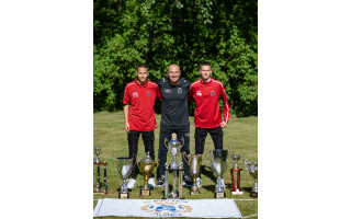Vaikų futbolo akademijos „Gintaras” įkūrėjo Marsel Balasanov džiaugsmas liejasi per kraštus: „gintariniai“ metus pradėjo čempioniškai, o abu sūnūs tvirtai eina tėčio pėdomis