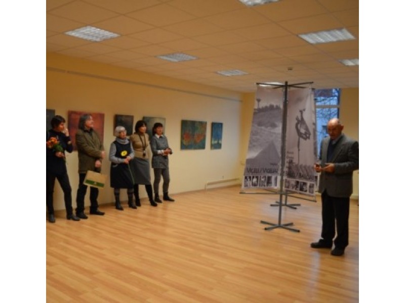 Projekto dalyviai ir M. Balčius pristatė parodą „Šventosios žemės atminties ženklai“.