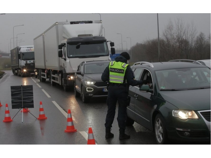 Policija vos spėja suktis: kad prasmuktų prie jūros, žmonės prigalvojo pačių išradingiausių priežasčių