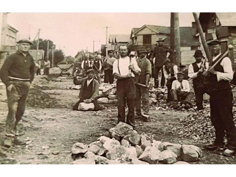 © Taip Palangoje buvo grindžiama akmenimis Vytauto g. Motiejus Smetona dešinėje sėdi ant žemės. 1922 m. Sigutės Smetonaitės-Petrauskienės archyvas