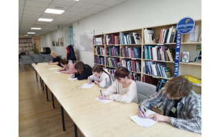 Geriausiai parašiusieji Nacionalinį diktantą bus pakviesti į finalą, kurio metu bus išrinktas raštingiausias mokinys, suaugusysis ir užsienio lietuvis