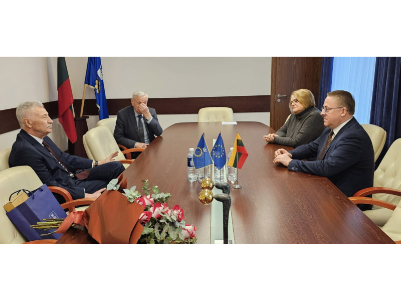 Savivaldybės vadovai padėkojo pareigas paliekančiam Palangos sanatorinės mokyklos direktoriui Alvydui Miliniui už 30 metų triūsą