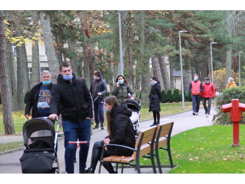 COVID-19 užkrato rekordai ir karantinas negąsdino Palangos poilsiautojų – draudimai apeiti gudraujant