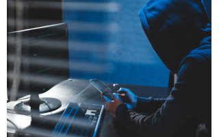 Telefoniniai sukčiai prakalbo lietuviškai: dirbtinis intelektas apgauna net ir pačius budriausius