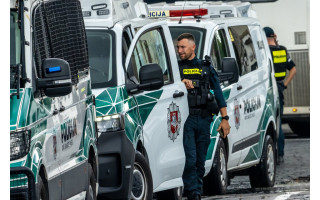 Iš parduotuvės arši vagilė su grobiu veržėsi per jėgą: moters sustabdyti nepavyko