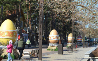 Palangoje jau sklando artėjančių Velykų nuotaikos – kviečia įspūdinga Margučių alėja 