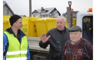 Komunalininkai išvežioja namų savininkams antrinėms atliekoms rūšiuoti konteinerius