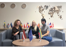  (Iš kairės)  Agnė Grigalauskė, projekto koordinatorė, Zane Saukane, Rygos turizmo ir kūrybinių industrijų technikos mokyklos tarptautinio bendradarbiavimo centro vadovė, Jolita Rimavičienė, kokybės vadovė