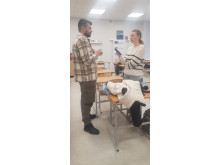 Auksė Skurdauskaitė fiksuoja anglų kalbos mokytojo Sedat Dogruoz įspūdžius. Audros Kaklienės nuotr. 