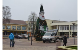 Palangoje baigiama montuoti išskirtinė Kalėdų eglė