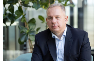 Dirbtinis intelektas turi daugiau empatijos už žmogų: įspėja nepasitikėti aklai