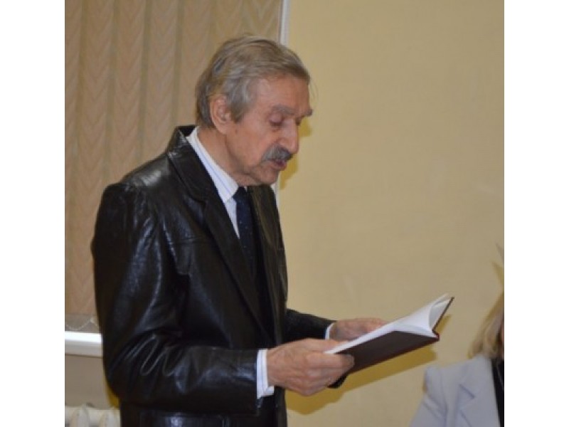 Poetas Jonas Brazdžionis pristatydamas naujausią savo knygą, keletą eilių paskaitė, jam padėjo lietuvių kalbos mokytoja Rima Šalkauskienė.