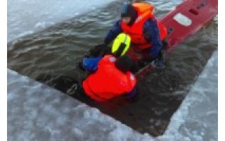 Ugniagesiai gelbėtojai tobulino įgūdžius vykdant gelbėjimo darbus ant ledo 