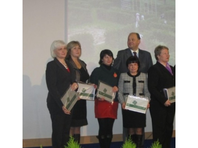 Lapkričio 23-ąją „Gintarėlio“ direktorė I. Milkontė (kairėje) kartu su dar 9 Respublikos ikimokyklinio ugdymo įstaigų vadovais atsiėmė atminimo lentą „Geriausiai tvarkoma mokyklos aplinka 2012“.