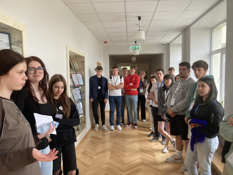 Visą savaitę Palangos senojoje gimnazijoje viešėjusiems portugalams draugiją palaikė būrelis mūsų gimnazistų.  