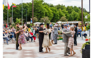 Savaitgalį Šventojoje vyks išskirtinis retro festivalis – menininkų skveras ir šokiai su svingo karalienėmis „The Ditties“