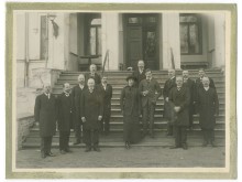 Aleksandras Tiškevičius su brolėnu ir dukterėčia (priekyje) iš Palangos ir Kretingos dvaro palivarkų ūkvedžiais. Fot. I. Stropus, 1910-1915 m.