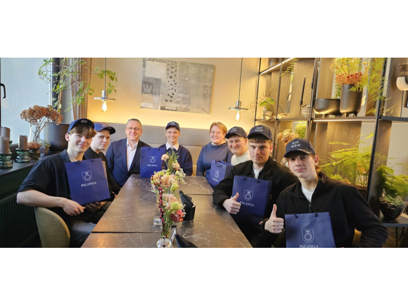 Visoje šalyje išgarsėję Palangos sniego kasėjai savo istorijomis su kurorto meru ir vicemere pasidalijo prie pietų stalo