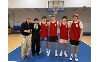 „Naktinis Kalėdinis krepšinis“ Palangos senojoje gimnazijoje – tradicija, vienijanti kartas (FOTO GALERIJA)