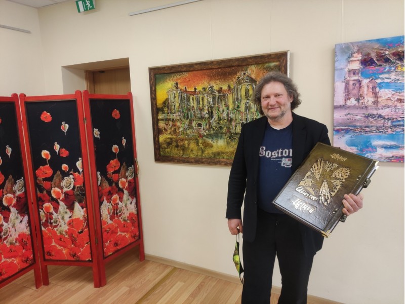 Dailininkas Vidmantas Vaitkevičius į Palangos miesto savivaldybės viešąją biblioteką atvežė parodą „Lietuva“